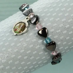 Palais du Rosaire Bracelet avec Perle Coeur hématite bleu/rose et médaille de Lourdes^ Bracelet Fantaisie