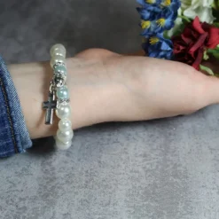Palais du Rosaire Bracelet élastique avec des perles en nacre et une croix strass^ Bracelet Fantaisie
