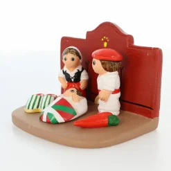Palais du Rosaire Crèche Pays Basque en céramique 8x7cm^ Crèche