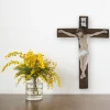 Palais du Rosaire Crucifix à suspendre de 40 cm en résine colorée^ Croix Religieuse
