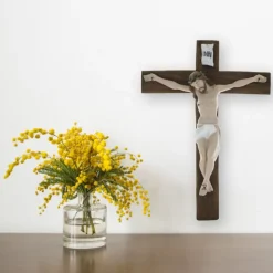 Palais du Rosaire Crucifix à suspendre de 40 cm en résine colorée^ Croix Religieuse