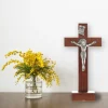 Palais du Rosaire Crucifix Saint Benoit avec le Christ argenté 9 cm^ Crucifix Bois